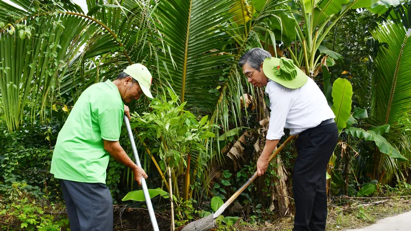 Đồng chí Nguyễn Phước Lộc trồng cây cùng người dân tại tuyến đường giao thông 