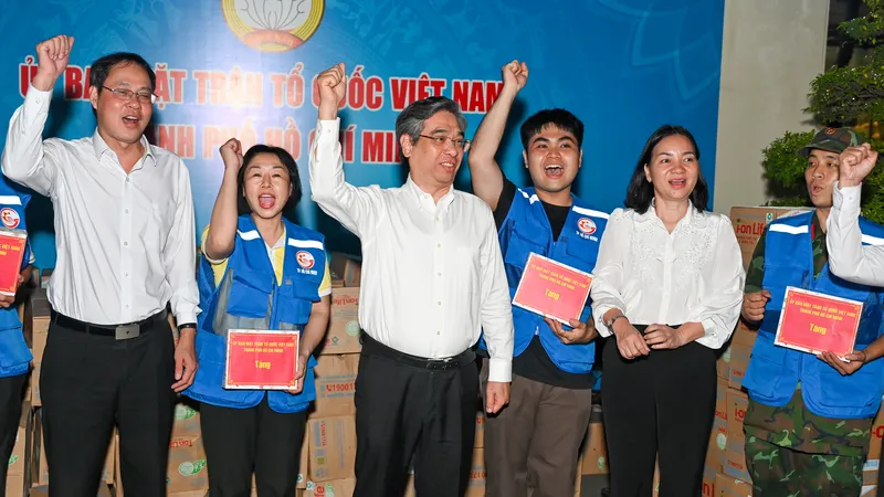 Những chuyến xe chở tấm lòng của TPHCM về khúc ruột miền Trung