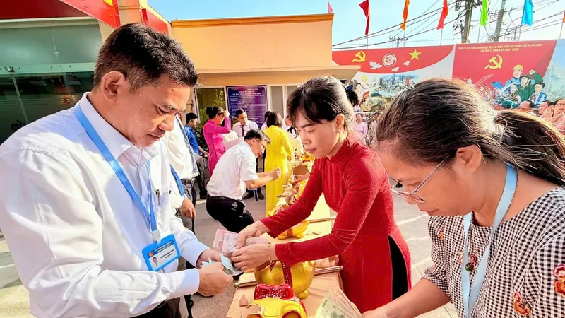 Nhiều địa phương, đơn vị, cá nhân ủng hộ, hỗ trợ đồng bào lũ lụt