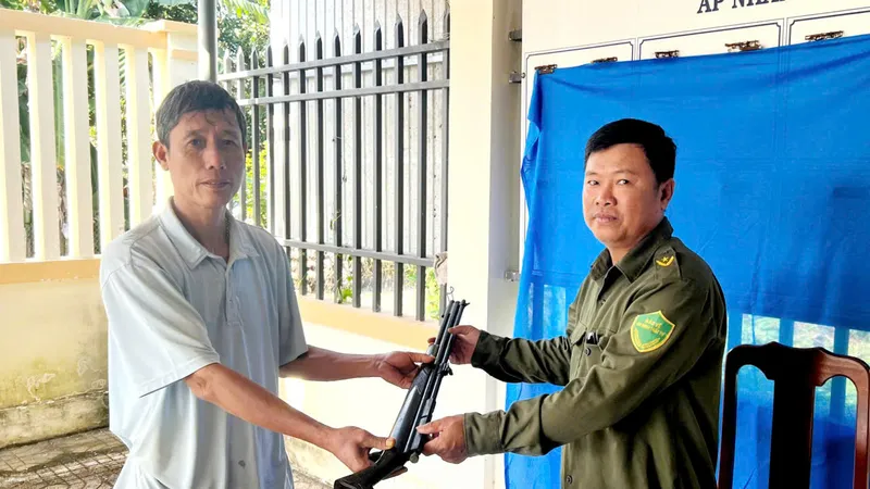 Ông Thể đem súng nhặt được giao nộp cho cơ quan chức năng