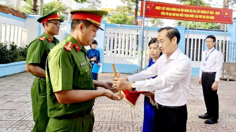 Khen thưởng đột xuất các cá nhân truy bắt nhanh tội phạm