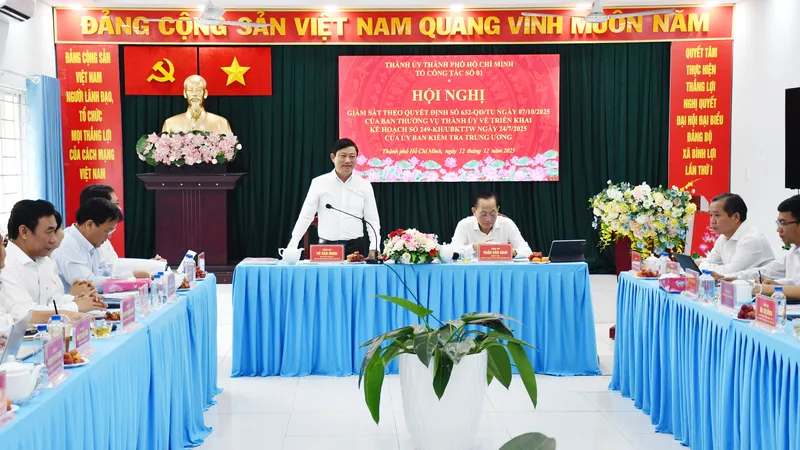 Đồng chí Võ Văn Minh, Phó Bí thư Thành ủy, Chủ tịch HĐND TPHCM, làm tổ trưởng giám sát tại xã Bình Lợi