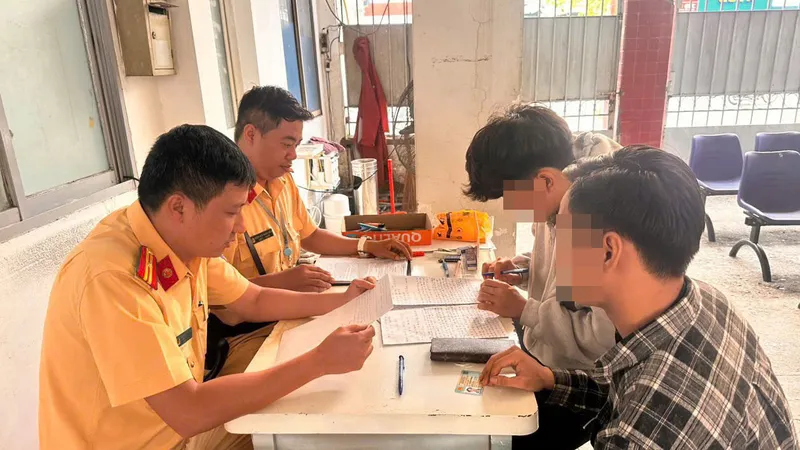 Xử lý hai thanh niên không chấp hành đo nồng độ cồn