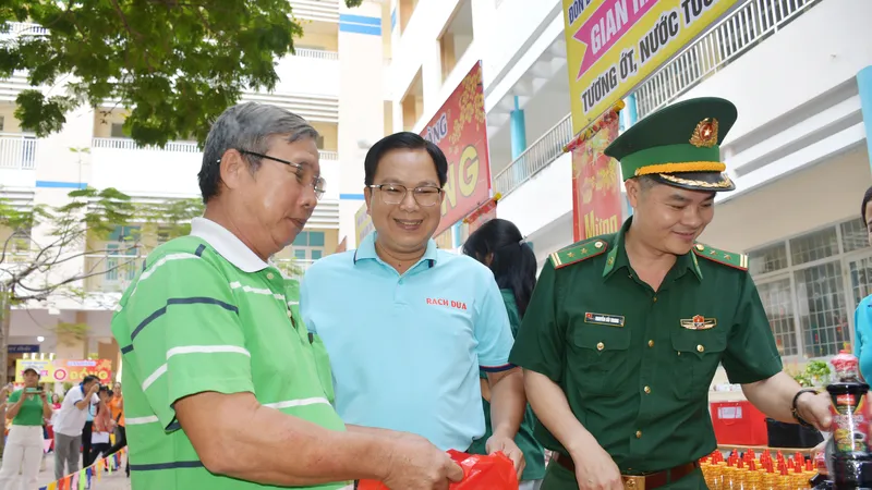 Phiên chợ yêu thương mang Tết đến người dân khó khăn