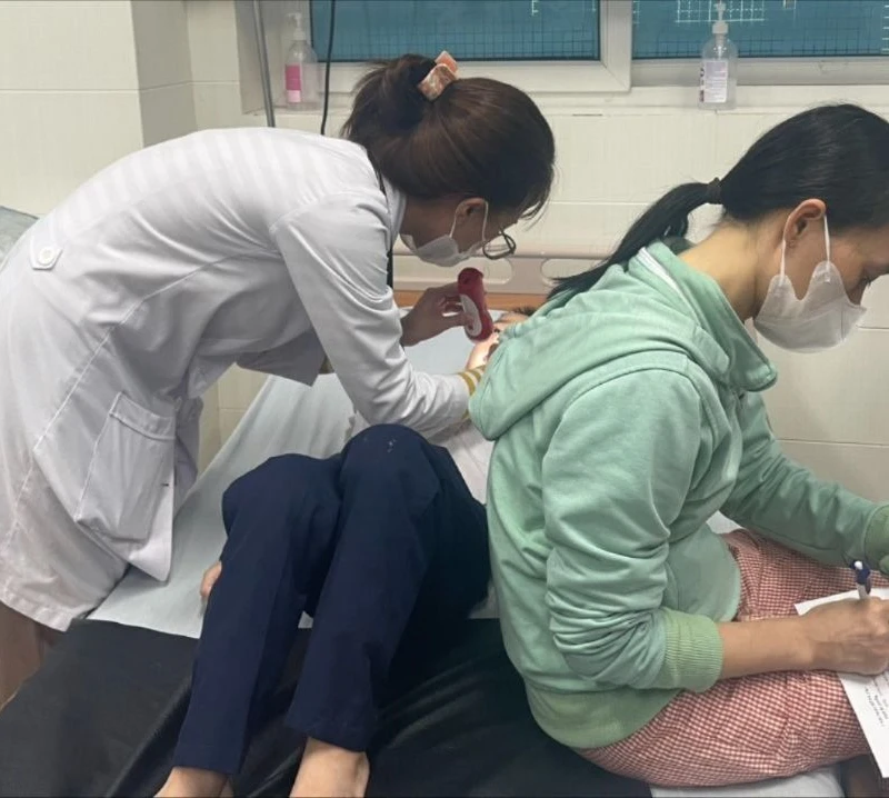 Podcast bản tin tối 8-12: Người phụ nữ lạ đến trường cho đồ ăn, hơn 30 học sinh nhập viện