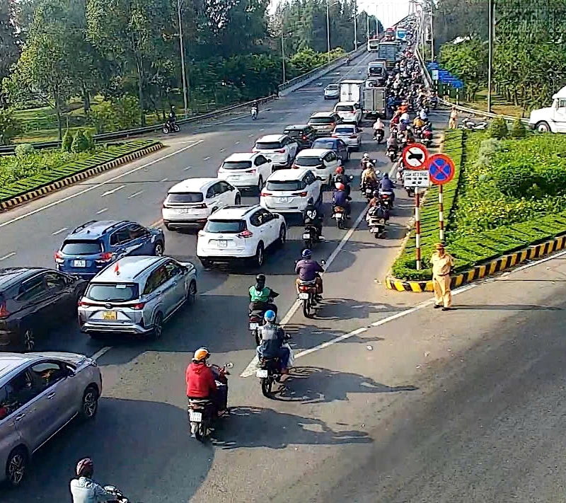 Podcast bản tin tối 30-4: Ngày đầu kỳ nghỉ lễ 30-4, nhiều tuyến đường về miền Tây kẹt cứng