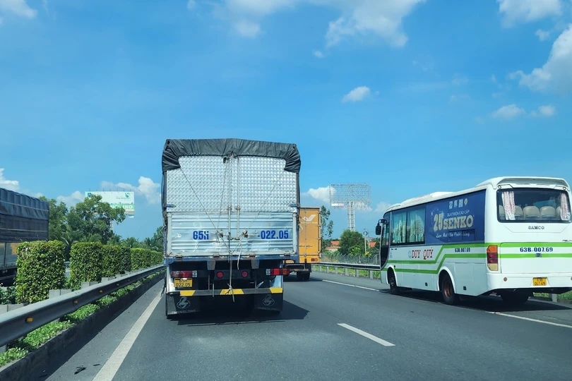 Nhiều phương tiện vượt ẩu, lưu thông vào làn khẩn cấp trên cao tốc TPHCM – Trung Lương