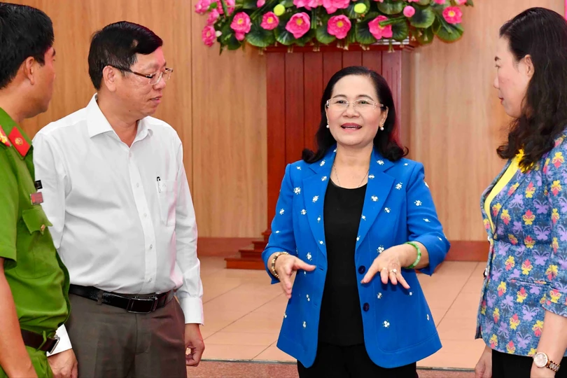 Đồng chí Nguyễn Thị Lệ trao đổi với lãnh đạo quận Bình Thạnh tại hội nghị. Ảnh: VIỆT DŨNG