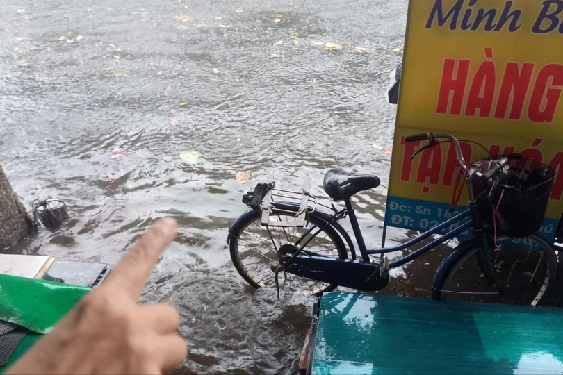 Trung tâm TP Việt Trì bị ngập khi mưa xối xả. Thành phố này ít khi bị ngập vì độ dốc cao, nhiều gò đồi. Ảnh: HÀ VY