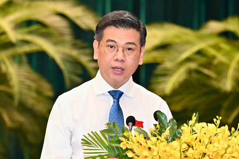 Phó Chủ tịch UBND TPHCM Nguyễn Văn Dũng trình bày tờ trình tại kỳ họp. Ảnh: VIỆT DŨNG