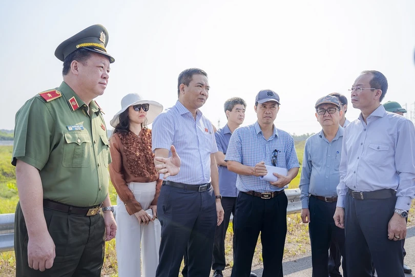 Đoàn công tác Ủy ban Quốc phòng và An ninh của Quốc hội khảo sát thực tế nút giao Dự án cao tốc Cam Lộ - La Sơn