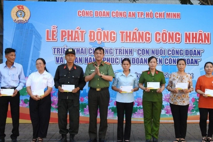 Trung tướng Lê Hồng Nam, Giám đốc Công an TPHCM trao quà cho đoàn viên công đoàn, người lao động