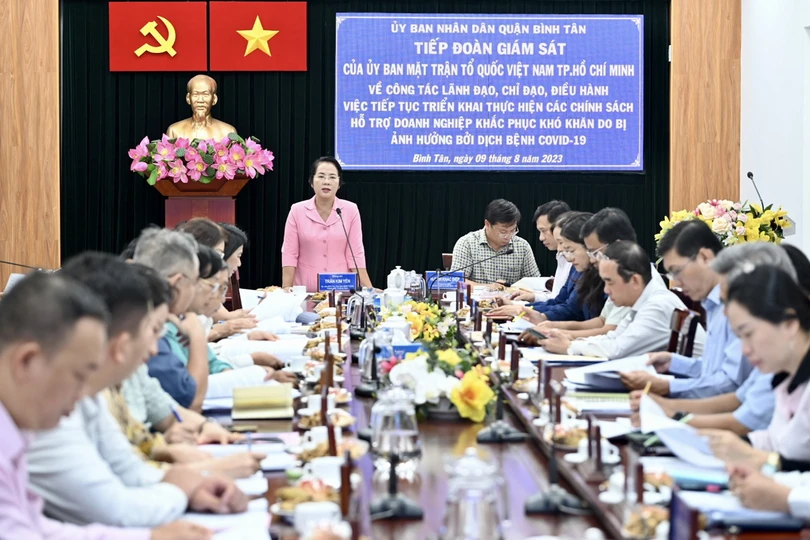 Chủ tịch Ủy ban MTTQ Việt Nam TPHCM Trần Kim Yến giám sát về việc triển khai các chính sách hỗ trợ doanh nghiệp khắc phục khó khăn do bị ảnh hưởng bởi dịch Covid-19 tại quận Bình Tân