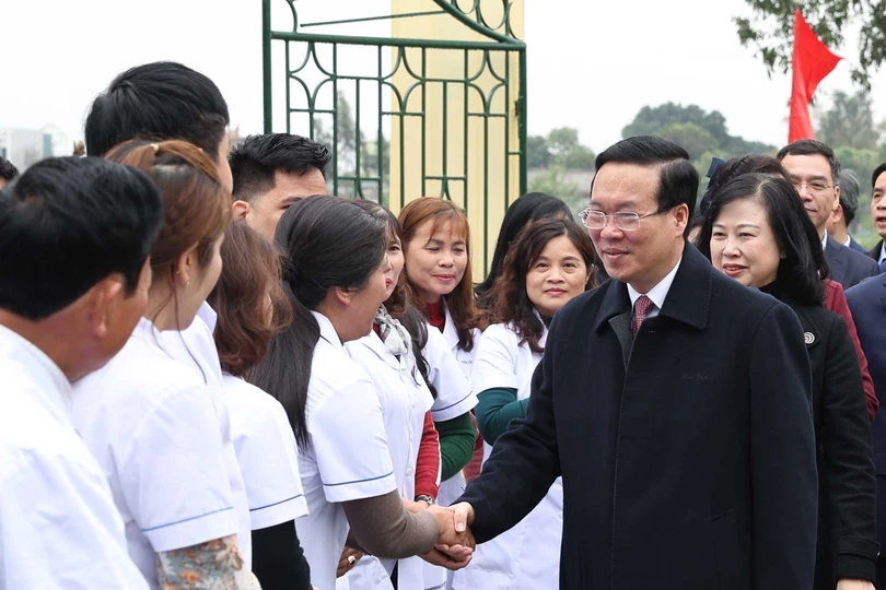 Chủ tịch nước Võ Văn Thưởng với các thầy thuốc của Trạm Y tế xã Thanh Phong, huyện Thanh Liêm, tỉnh Hà Nam. Ảnh: TTXVN