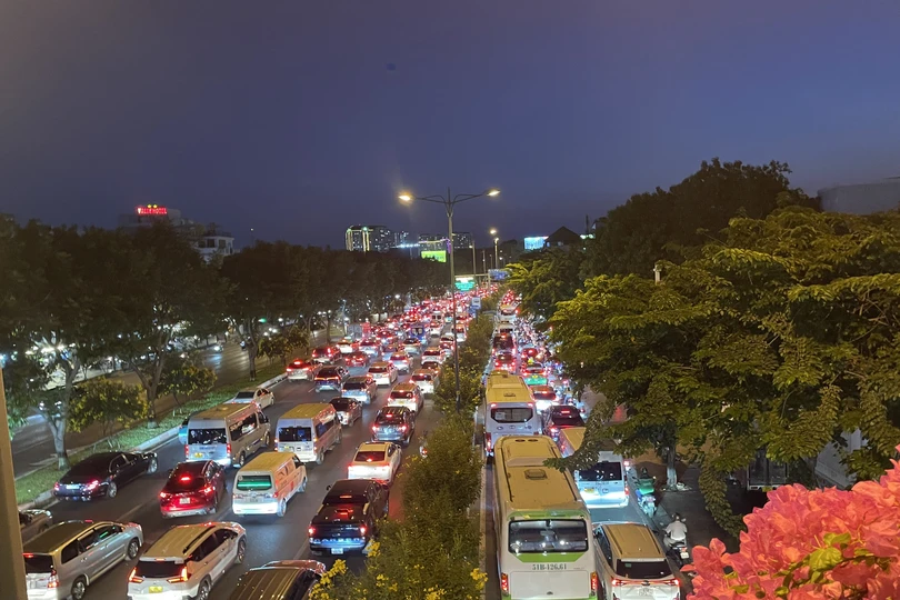Hàng ngàn phương tiện “chôn chân” trên đại lộ Phạm Văn Đồng