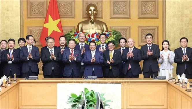 Thủ tướng Phạm Minh Chính với các thành viên Đoàn đại biểu Ủy ban Kinh tế Nhật - Việt. Ảnh: TTXVN 
