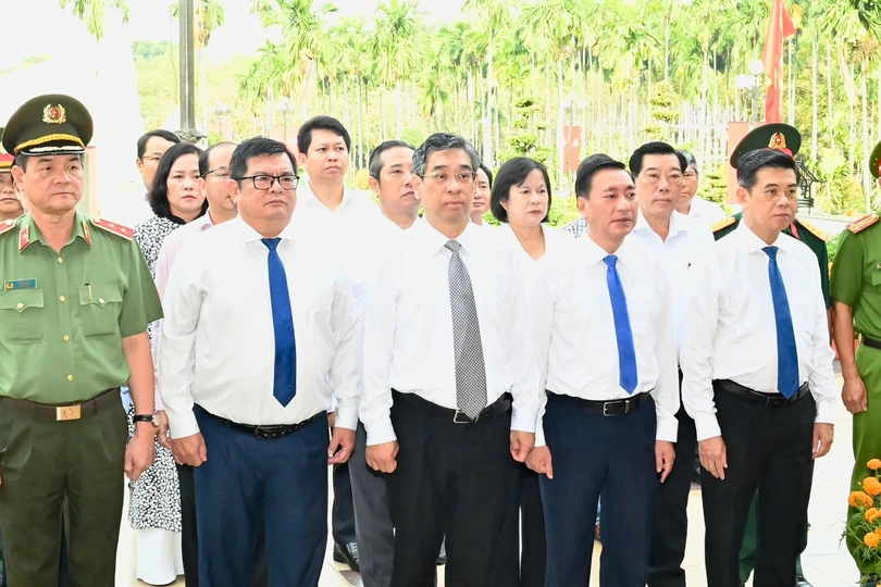 Lãnh đạo TPHCM dâng hương, dâng hoa Kỷ niệm 84 năm Ngày Nam Kỳ khởi nghĩa