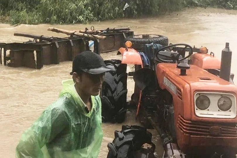 Phú Yên: Nước lũ cuốn trôi một nông dân khi qua suối