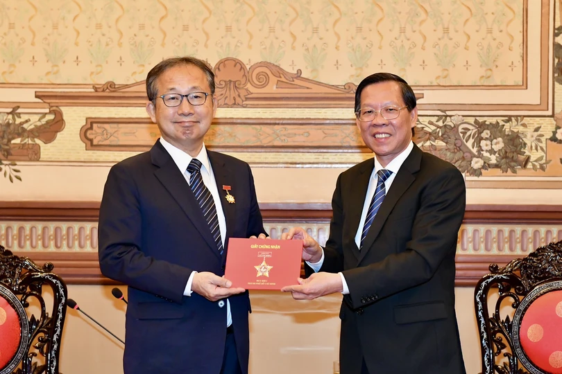 Chủ tịch UBND TPHCM Phan Văn Mãi trao tặng Huy hiệu Thành phố Hồ Chí Minh cho Đại sứ Nhật Bản Yamada Takio. Ảnh: VIỆT DŨNG
