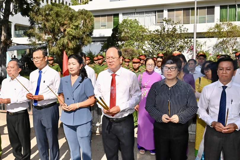 Phó Bí thư Thường trực Thành ủy TPHCM Nguyễn Hồ Hải cùng các thành viên đoàn thành kính dâng hương tưởng nhớ đồng chí Trần Phú. Ảnh: VIỆT DŨNG