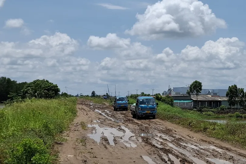 Đê biển Đông làm dang dở khiến xe vận chuyển hàng hoá gặp nhiều khó khăn.
