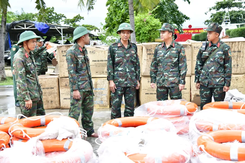 Bộ Tư lệnh TPHCM khẩn trương hỗ trợ Khánh Hòa vật tư cứu hộ