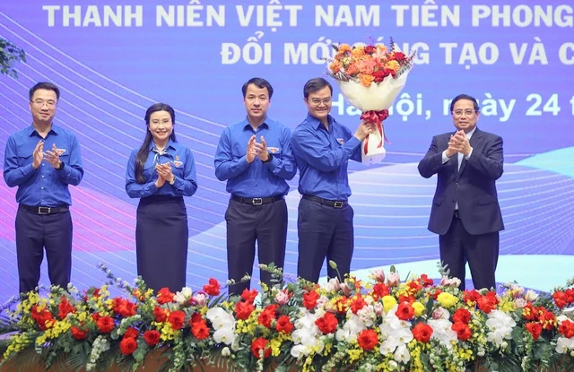 Thủ tướng Phạm Minh Chính tặng hoa chúc mừng Ban Bí thư Trung ương Đoàn nhân dịp kỷ niệm 94 năm ngày thành lập Đoàn TNCS Hồ Chí Minh. Ảnh: VIẾT CHUNG