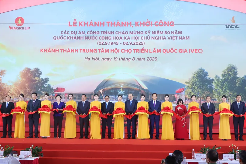 Các đồng chí lãnh đạo Đảng, Nhà nước cắt băng khánh thành công trình Trung tâm Triển lãm Việt Nam chào mừng kỷ niệm 80 năm Cách mạng Tháng Tám thành công và Quốc khánh