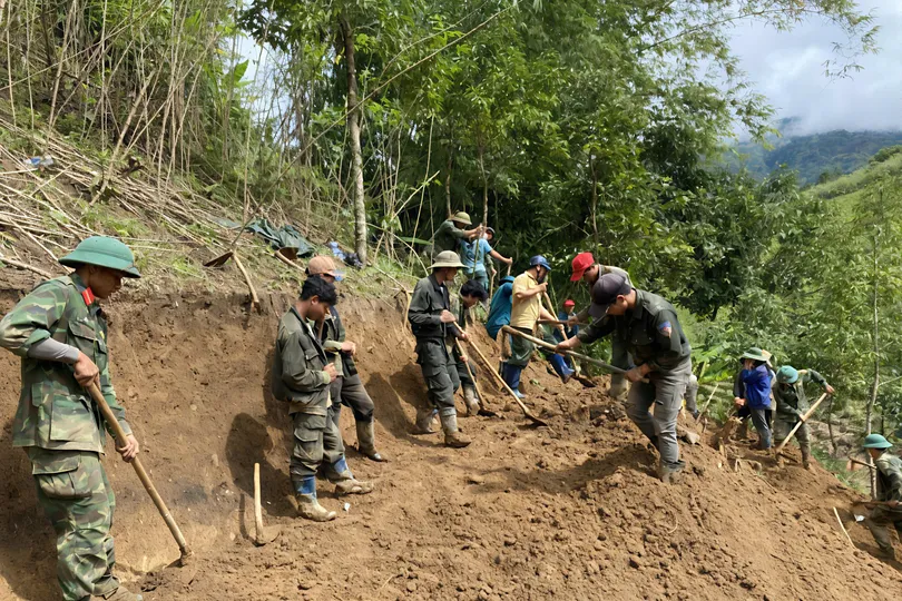 Người dân cùng lực lượng quân đội tham gia khắc phục sạt lở ở Quảng Ngãi 
