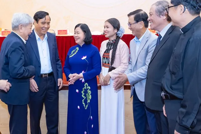 Chủ tịch Ủy ban Trung ương MTTQ Việt Nam Bùi Thị Minh Hoài (áo dài xanh) trao đổi với các đại biểu góp ý dự thảo văn kiện trình Đại hội XIV của Đảng