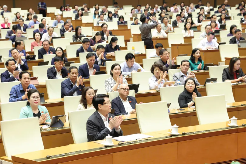 Các đại biểu dự phiên họp sáng 10-12. Ảnh: QUANG PHÚC