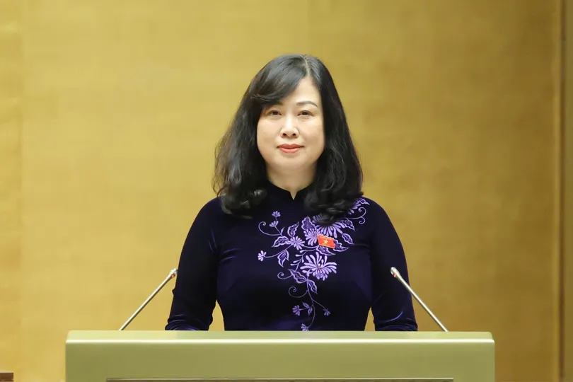 Bộ trưởng Bộ Y tế Đào Hồng Lan trình bày tiếp thu về dự thảo Luật Dân số. Ảnh: QUANG PHÚC