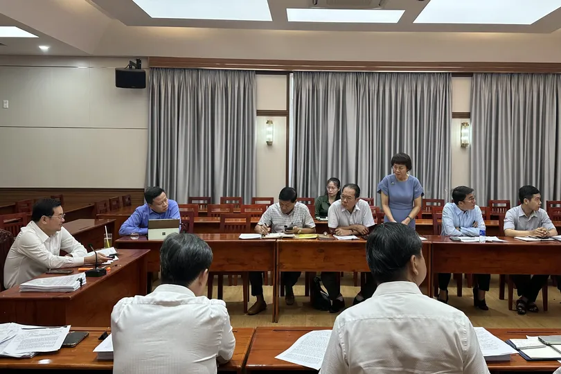 Tổ Công tác 1645 làm việc với chủ đầu tư gỡ vướng cấp sổ hồng cho người dân. Ảnh: THANH HIỀN