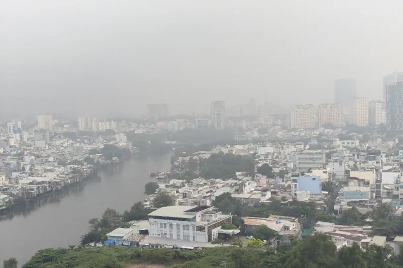 TPHCM sáng 17-12, nhìn từ trên cao từ phường Tân Hưng về trung tâm Thành phố trong điều kiện không khí mờ đục, tầm nhìn bị hạn chế. Ảnh: HOÀNG HÙNG