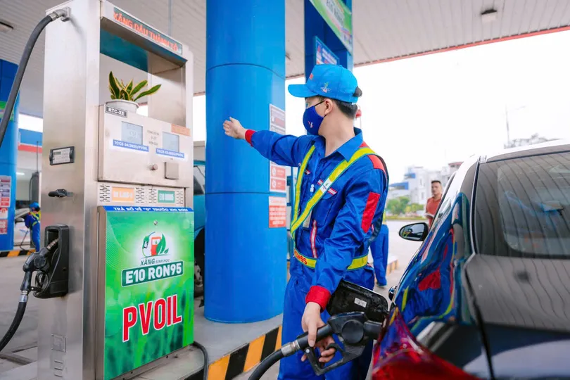Khách đổ xăng E10 tại cửa hàng PVOIL
