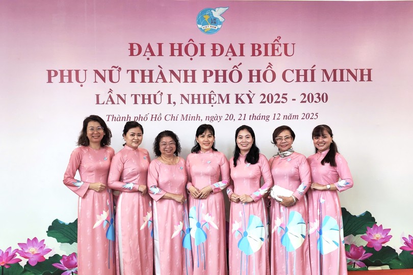 华人妇女吴丽株（左二）与市各民族文学艺术协会副主席张四妹（左三）及多位模范妇女合影。