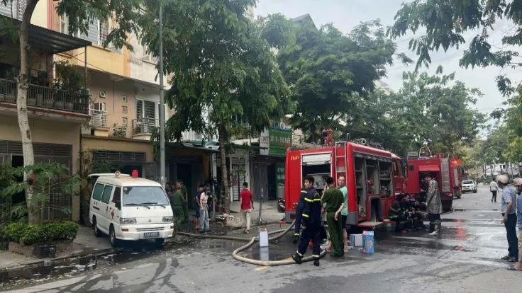Hà Nội: Cháy nhà liền kề, 2 nạn nhân tử vong