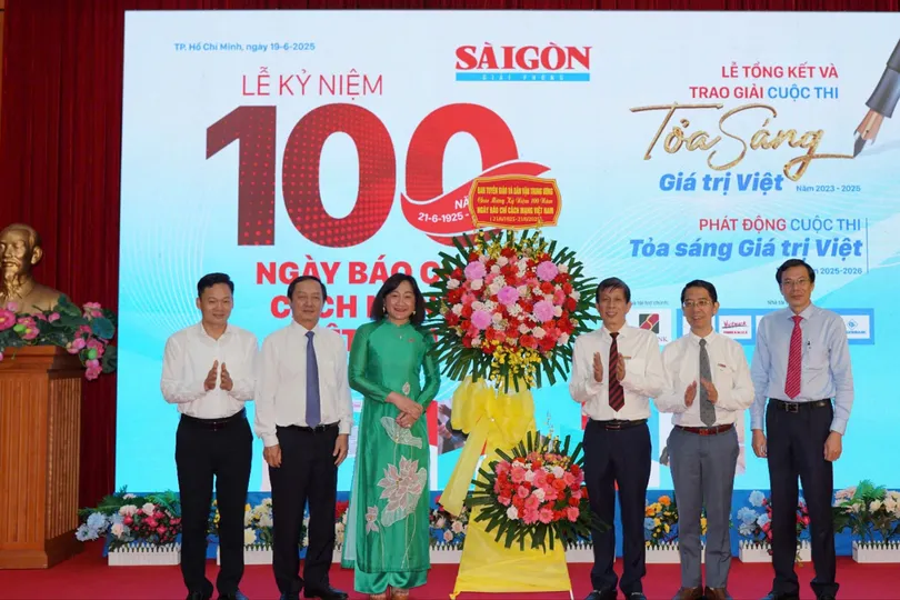 Đồng chí Huỳnh Thành Đạt, Ủy viên Trung ương Đảng, Phó trưởng Ban Tuyên giáo và Dân vận Trung ương tặng hoa chúc mừng Báo SGGP. Ảnh DŨNG PHƯƠNG