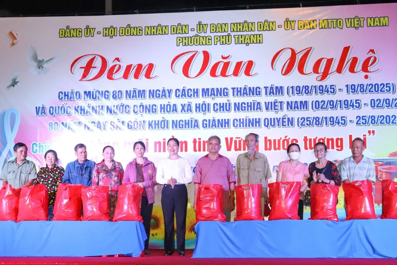 Phường Phú Thạnh (TPHCM) trao 80 phần quà đến hộ khó khăn 