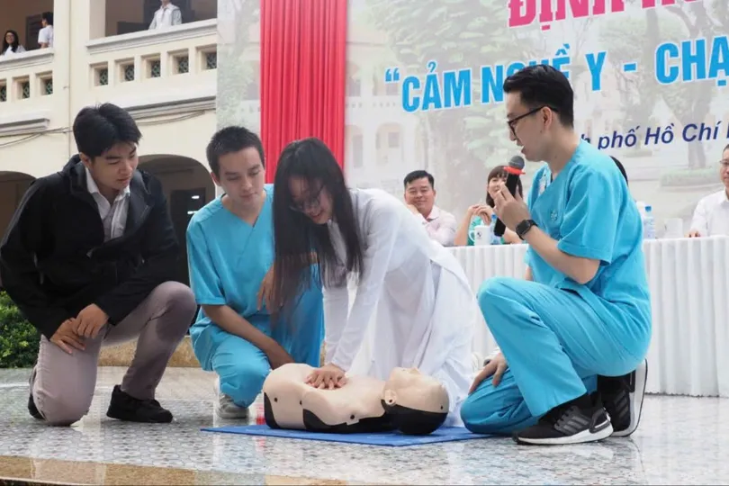 Học sinh trường chuyên thử sức làm bác sĩ