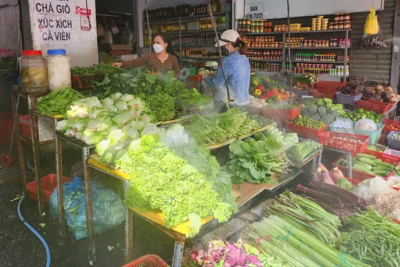 Sau bão số 13: Giá rau củ tăng cao, giá heo hơi giảm