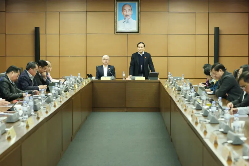 Đoàn ĐBQH TPHCM thảo luận tại tổ sáng 19-11. Ảnh: QUANG PHÚC