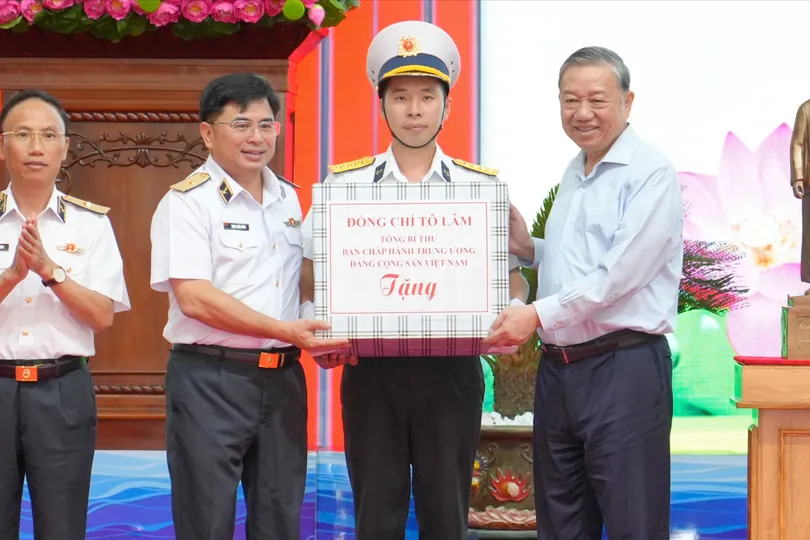 Tổng Bí thư Tô Lâm tặng quà cho cán bộ, chiến sĩ Vùng 5 Hải quân