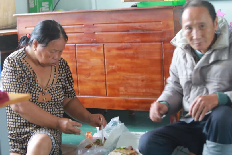 "Có lúc chúng tôi định buông tay theo dòng lũ”