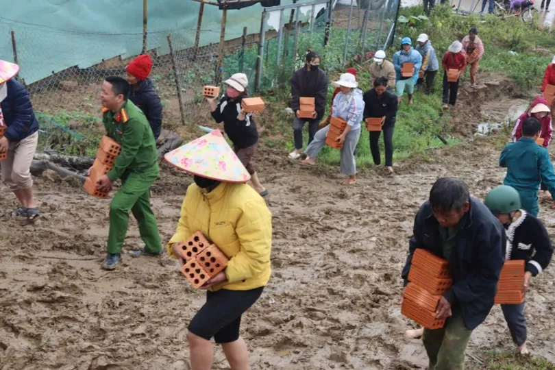 Quảng Ngãi: Gần 140 cán bộ giúp dân vùng sạt lở dựng nhà mới 