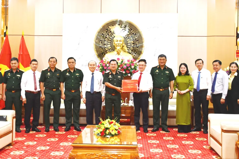 Lãnh đạo TPHCM chúc mừng Ngày truyền thống Lực lượng vũ trang Quân khu 7