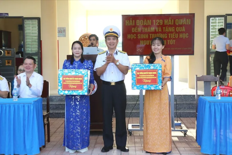 Trao quà của Chủ nhiệm Tổng cục Chính trị Quân đội Nhân dân Việt Nam đến Trường Tiểu học Nguyễn Thị Tốt