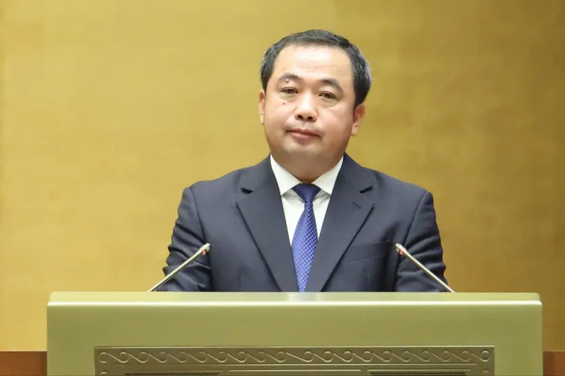 Bộ trưởng Bộ NN-MT Trần Đức Thắng báo cáo về việc tiếp thu, chỉnh lý dự thảo nghị quyết. Ảnh: QUANG PHÚC 