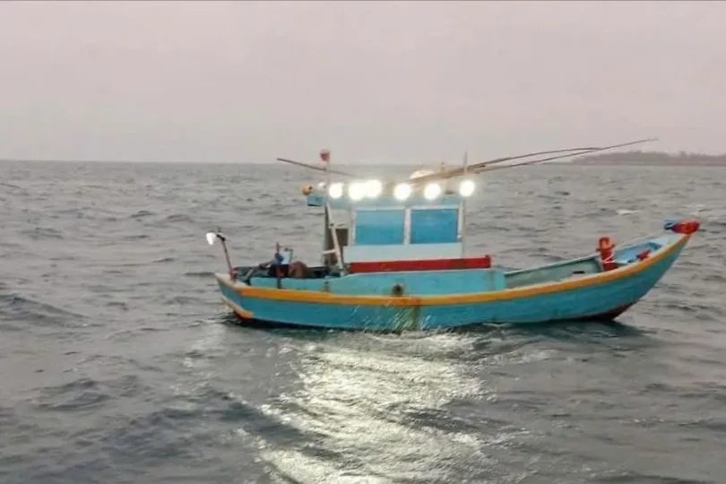 Phát hiện ngư dân tử vong trên xuồng trôi tự do ngoài biển