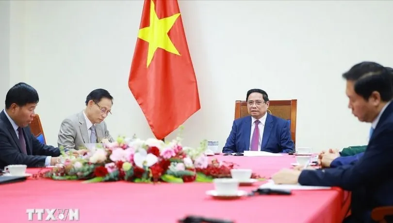 Thủ tướng Phạm Minh Chính điện đàm với Thủ tướng Malaysia Anwar Ibrahim. (Ảnh: Dương Giang/TTXVN)